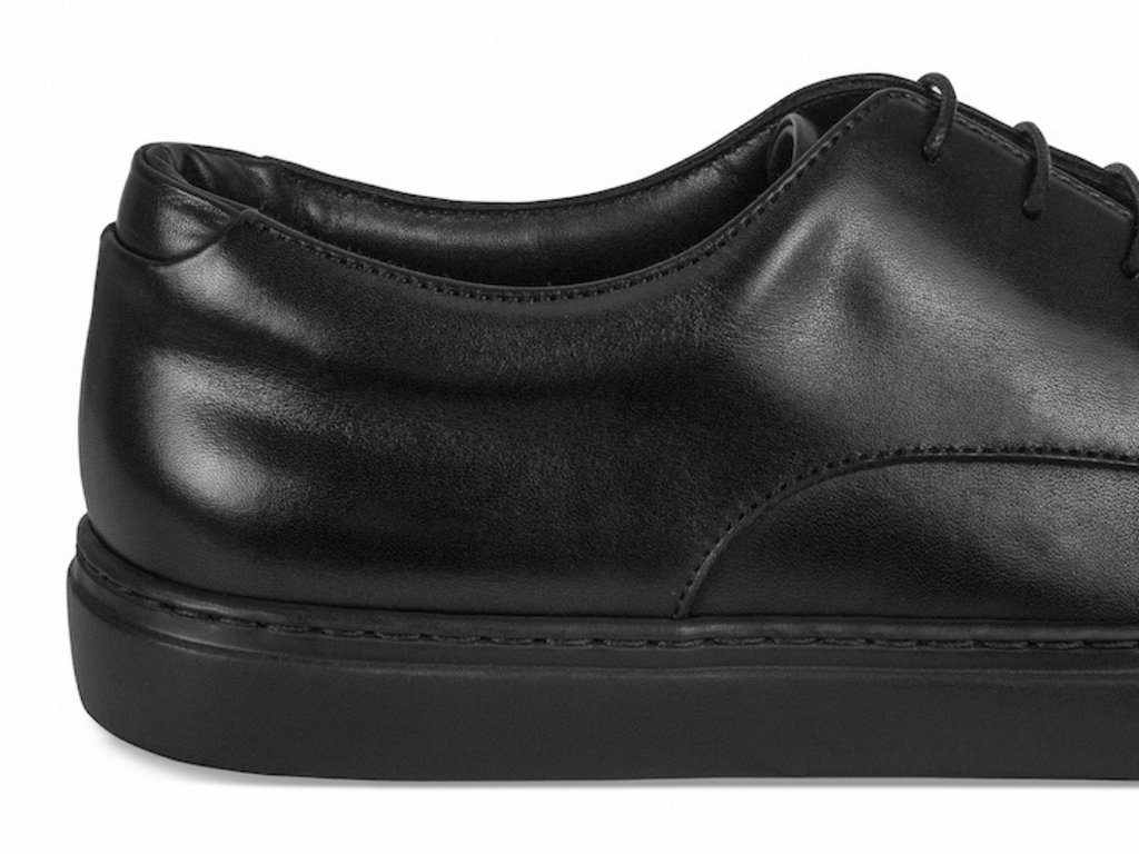 Cushiony men's black sneakers
